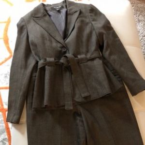 Two-piece women's brown tweed suit size 12